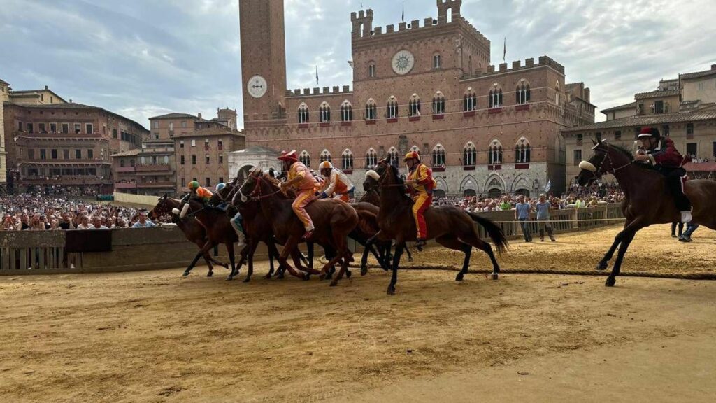 La contrada dellOca vince il Palio di Siena La contrada dellOca vince il Palio di Siena