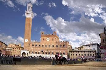 Palio di Siena 2025 Valdimontone trionfa oggi 16 agosto
