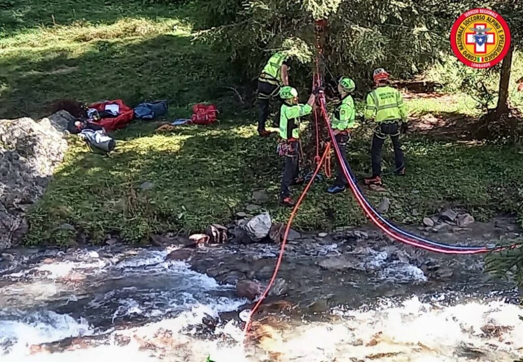 Donna ferita cercando funghi soccorsa con teleferica a Corteno Golgi