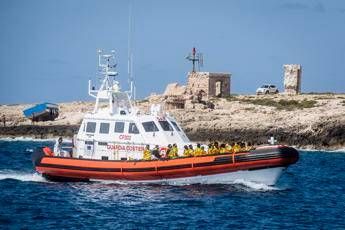 Migranti recuperati in mare a Lampedusa tre corpi due sono bambini Migranti recuperati in mare a Lampedusa tre corpi due sono bambini