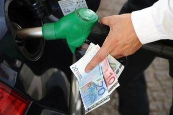 Carburanti mercati reagiscono a conflitto Israele Iran su prezzi benzina e diesel Carburanti mercati reagiscono a conflitto Israele Iran su prezzi benzina e diesel