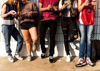 Macron vuole vietare i social agli under 15 lo psicologo Lavenia Non e una soluzione formiamo i ragazzi con il Patentino digitale Macron vuole vietare i social agli under 15 lo psicologo Lavenia Non e una soluzione formiamo i ragazzi con il Patentino digitale