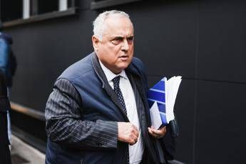 Lotito in questura presenta denuncia dopo video telefonata virale sui social Lotito in questura presenta denuncia dopo video telefonata virale sui social