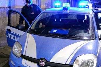 Roma fugge da polizia e finisce contro palo morto in auto 25 chili di cocaina Roma fugge da polizia e finisce contro palo morto in auto 25 chili di cocaina