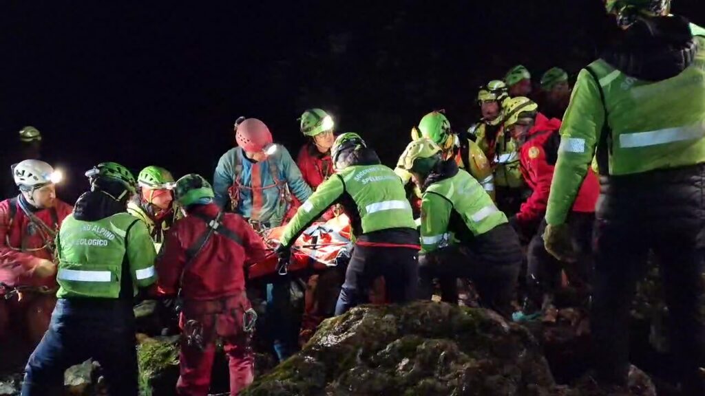 Dopo 80 ore, Ottavia Piana esce dalla grotta: soccorsi record a Fonteno