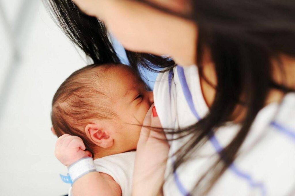 Caldo ostetriche Allattamento puo essere piu faticoso e bebe cambia ritmi Caldo ostetriche Allattamento puo essere piu faticoso e bebe cambia ritmi