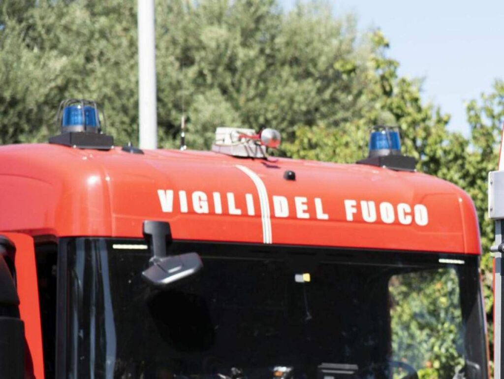Ravenna schianto tra auto e camion due morti e diversi feriti a Casalborsetti Ravenna schianto tra auto e camion due morti e diversi feriti a Casalborsetti