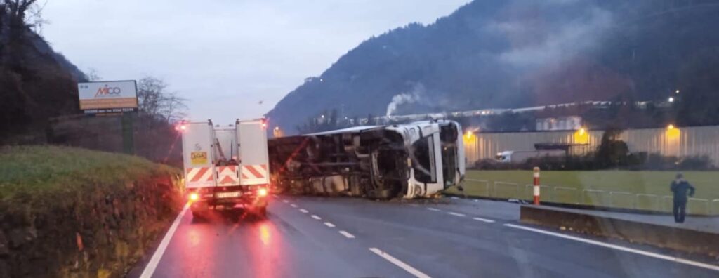 camion ribaltato zona mele casnigo