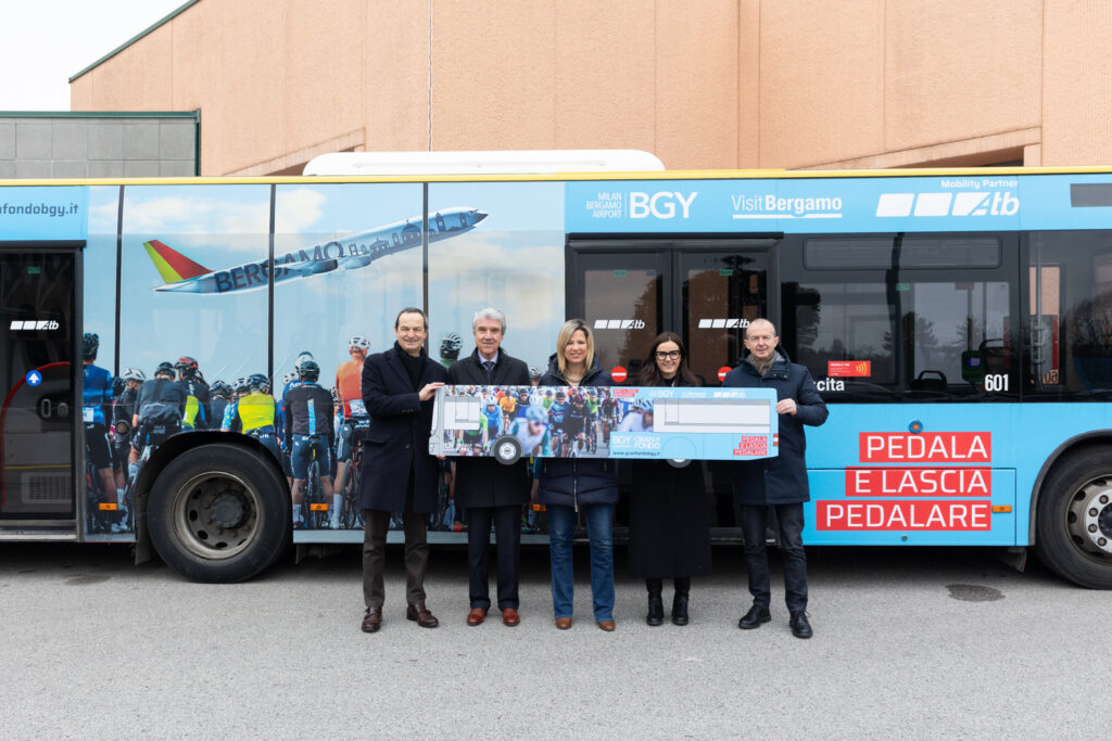 Bergamo un bus personalizzato per promuovere la BGY Airport Granfondo