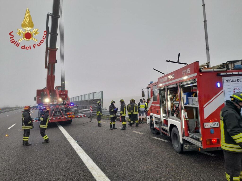 Incidente mortale in A35 camion travolge auto in sosta Incidente mortale in A35 camion travolge auto in sosta