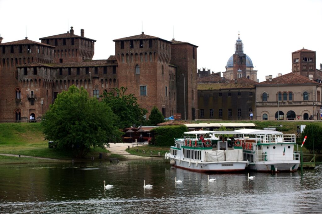 Mantova fiume Po motonave Mantova fiume Po motonave