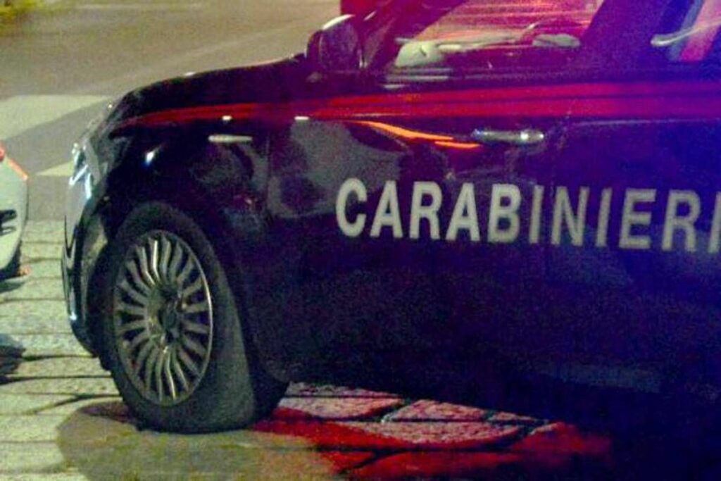 Varese lite in casa a Luino 57enne muore accoltellato arrestato il figlio Varese lite in casa a Luino 57enne muore accoltellato arrestato il figlio