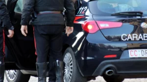 atti osceni davanti alla scuola le maestre lo scoprono arrestato