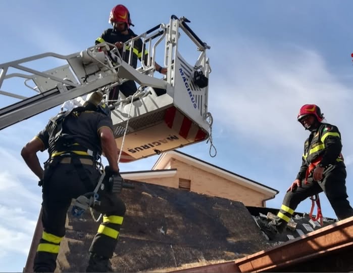 Incendio a Invico la casa di Nicola e Fabiana distrutta ma la solidarieta non manca Incendio a Invico la casa di Nicola e Fabiana distrutta ma la solidarieta non manca