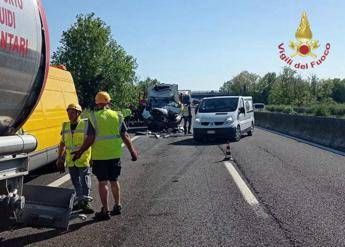 Incidente in A13 furgone tampona autocisterna un morto e autostrada in tilt Incidente in A13 furgone tampona autocisterna un morto e autostrada in tilt
