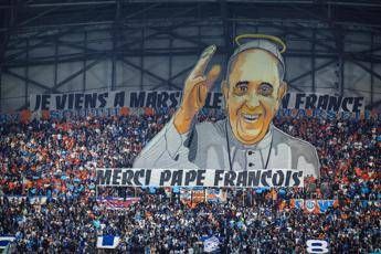 Papa Francesco lomaggio del Marsiglia coreografia da brividi al Velodrome Papa Francesco lomaggio del Marsiglia coreografia da brividi al Velodrome