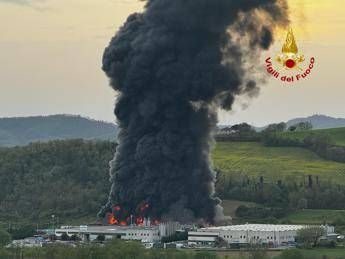 Perugia incendio in fabbrica materiali plastici a Umbertide enorme nuvola nera Perugia incendio in fabbrica materiali plastici a Umbertide enorme nuvola nera