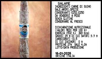Salame stagionato con frammenti di spugna richiamato un lotto Salame stagionato con frammenti di spugna richiamato un lotto