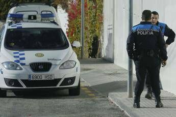 Spagna 3 bambini segregati in casa da oltre 3 anni arrestati i genitori Spagna 3 bambini segregati in casa da oltre 3 anni arrestati i genitori