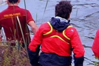 Udine incendio in barca sul fiume a Palazzolo donna dispersa e un ferito Udine incendio in barca sul fiume a Palazzolo donna dispersa e un ferito