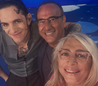 Achille Lauro a Domenica In il legame speciale con Mara Venier e la sorpresa in studio Achille Lauro a Domenica In il legame speciale con Mara Venier e la sorpresa in studio