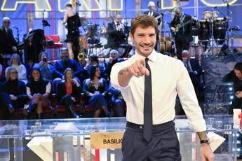 Affari Tuoi Speciale stasera 4 maggio gli ospiti in studio con Stefano De Martino Affari Tuoi Speciale stasera 4 maggio gli ospiti in studio con Stefano De Martino