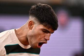 Alcaraz vince ma il look fa discutere. Critiche a completo e taglio di capelli Alcaraz vince ma il look fa discutere. Critiche a completo e taglio di capelli