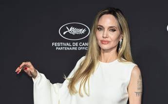 Angelina Jolie compie 50 anni dal film mancato con gli 883 a icona mondiale