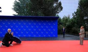Arriva Meloni e Rama si inginocchia Edi smettila Video Arriva Meloni e Rama si inginocchia Edi smettila Video