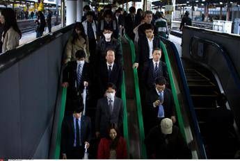 Attacco con coltello in metro a Tokyo ferita una donna Attacco con coltello in metro a Tokyo ferita una donna