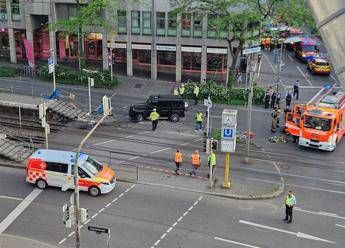 Auto sulla folla a Stoccarda un morto e diversi feriti Auto sulla folla a Stoccarda un morto e diversi feriti
