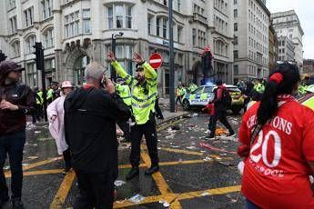 Auto travolge i tifosi alla parata del Liverpool arrestato un uomo Auto travolge i tifosi alla parata del Liverpool arrestato un uomo