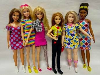 Barbie scende dai tacchi cosi e cambiata dal 1959 ad oggi Barbie scende dai tacchi cosi e cambiata dal 1959 ad oggi