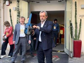 Bernaudo come Milei aziona motosega a convention Liberisti Italiani Bernaudo come Milei aziona motosega a convention Liberisti Italiani