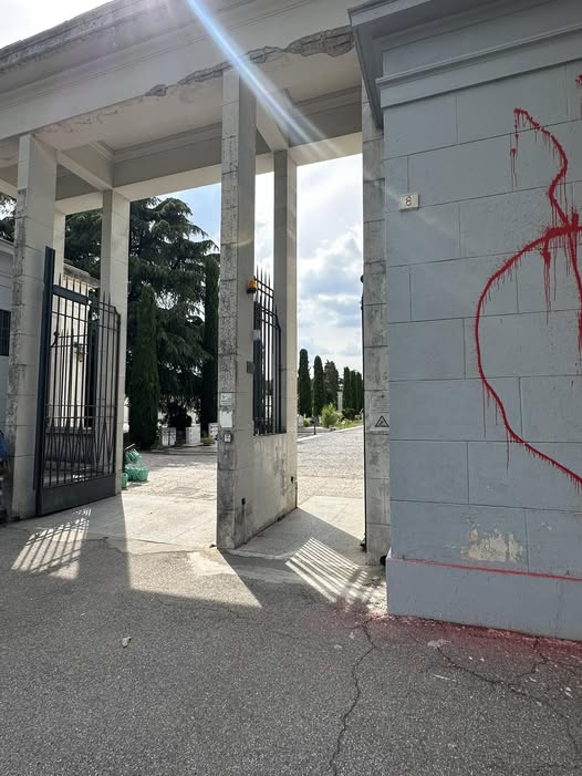 Brescia vandalizzato il cimitero San Francesco di Paola condanna unanime contro un gesto vile Brescia vandalizzato il cimitero San Francesco di Paola condanna unanime contro un gesto vile