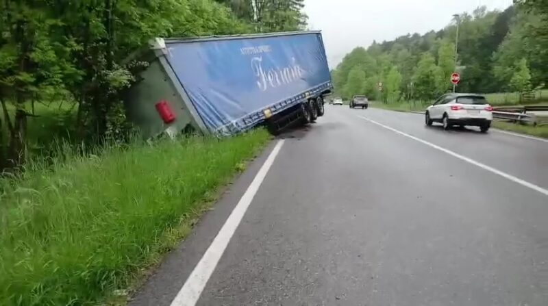 Camion perde il rimorchio sulla SS 671 a Clusone nessun ferito scaled Camion perde il rimorchio sulla SS 671 a Clusone nessun ferito scaled