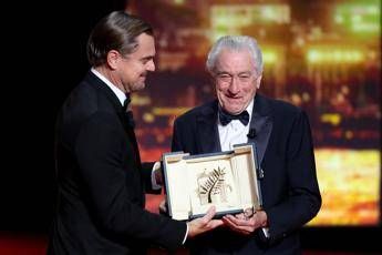 Cannes DiCaprio consegna Palma dOro a De Niro attacco a Trump dal palco Cannes DiCaprio consegna Palma dOro a De Niro attacco a Trump dal palco