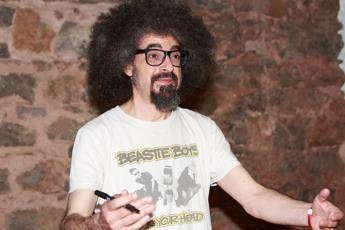 Caparezza torna in concerto dopo quattro anni lannuncio a sorpresa Caparezza torna in concerto dopo quattro anni lannuncio a sorpresa