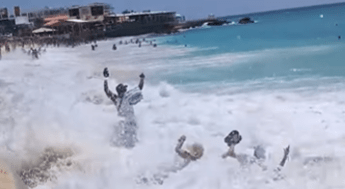 Caraibi onda travolge una coppia a riva e la scaglia contro le rocce Video Caraibi onda travolge una coppia a riva e la scaglia contro le rocce Video