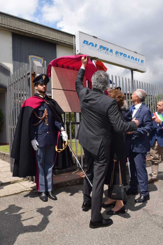 Chiari il Distaccamento della Polizia Stradale intitolato a Sgura e Silurino caduti in servizio Chiari il Distaccamento della Polizia Stradale intitolato a Sgura e Silurino caduti in servizio