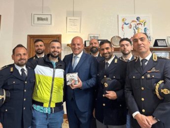 Cicciogamer89 derubato al Romics la Polizia ritrova le carte da 1200 euro e lui li ringrazia Cicciogamer89 derubato al Romics la Polizia ritrova le carte da 1200 euro e lui li ringrazia