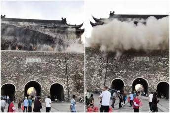 Cina crolla il tetto della Torre del Tamburo aveva 650 anni Video Cina crolla il tetto della Torre del Tamburo aveva 650 anni Video