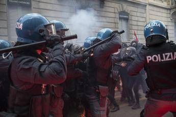 Codici identificativi per agenti di polizia Piantedosi Non accadra mai Codici identificativi per agenti di polizia Piantedosi Non accadra mai