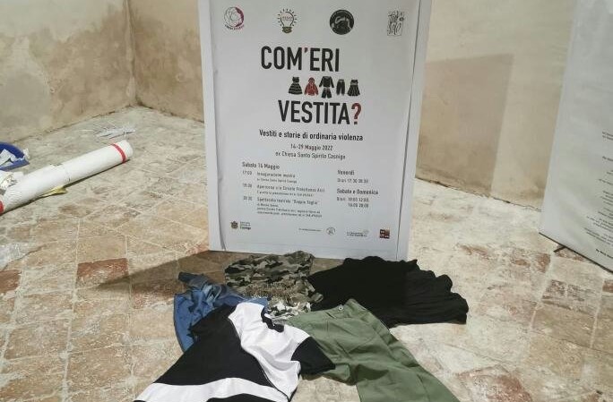 Comeri vestita e cartelli stradali Casnigo e Gandino unite contro la violenza sulle donne Comeri vestita e cartelli stradali Casnigo e Gandino unite contro la violenza sulle donne