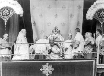 Cose lintronizzazione del Papa storia di una sacra incoronazione Cose lintronizzazione del Papa storia di una sacra incoronazione