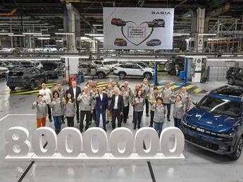 Dacia celebra il traguardo degli 8 milioni di veicoli a Mioveni con il Bigster Dacia celebra il traguardo degli 8 milioni di veicoli a Mioveni con il Bigster