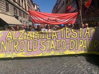Dl sicurezza manifestazione a Roma Siamo 150mila questo decreto lo smontiamo Dl sicurezza manifestazione a Roma Siamo 150mila questo decreto lo smontiamo
