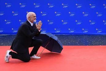 Edi Rama passione sneakers al vertice di Tirana le sfoggia ancora Edi Rama passione sneakers al vertice di Tirana le sfoggia ancora