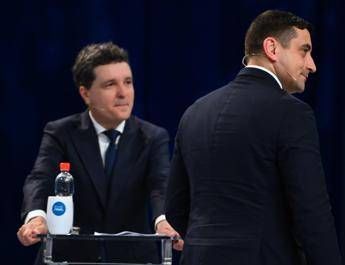 Elezioni Romania 2025 urne aperte per secondo turno delle presidenziali la sfida Simion Dan Elezioni Romania 2025 urne aperte per secondo turno delle presidenziali la sfida Simion Dan