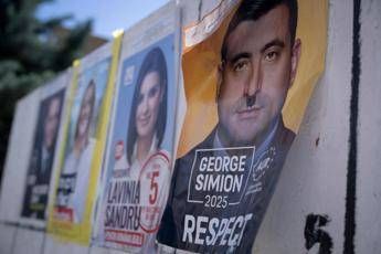 Elezioni Romania exit poll premiano Simion al primo turno ha oltre il 30 dei voti Elezioni Romania exit poll premiano Simion al primo turno ha oltre il 30 dei voti